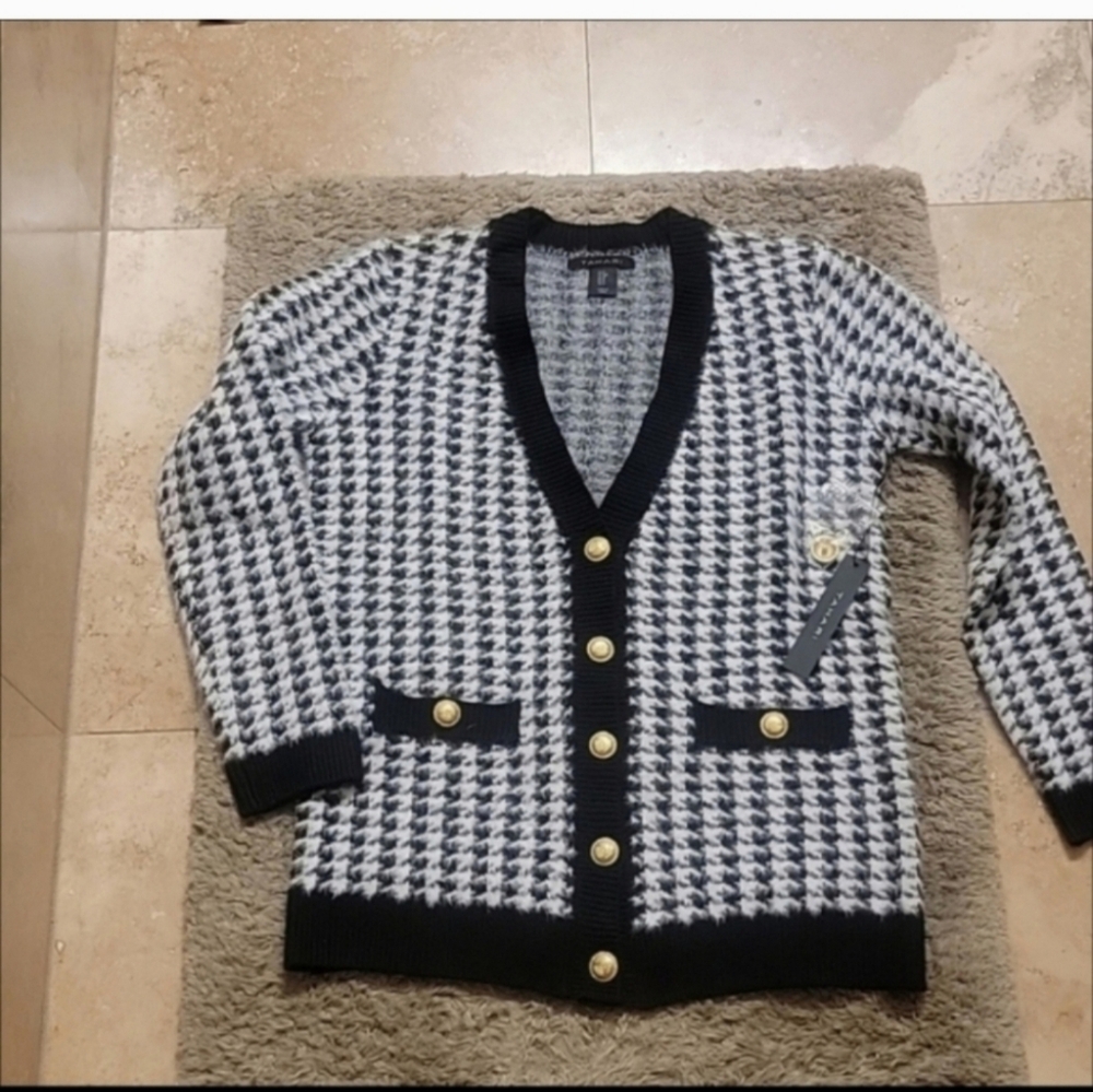 New Tahari sweater size S